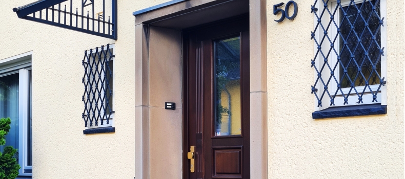 Vordach und Geländer in passender Optik