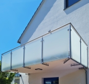 Edelstahl Glas Geländer hergestellt von der Edelstahlschlosserei aus Mühlheim