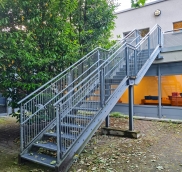 Verzinkte Stahltreppe für eine Kindertagesstätte in Mühlheim entworfen und gebaut von der Edelstahlschlosserei Nappenfeld