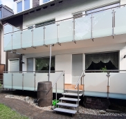 In Essen verkleidet und saniert die Edelstahlschlosserei Nappenfeld zwei 8m Lage Balkone mit Edelstahl Glas