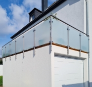 Edelstahlschlosserei Nappenfeld aus Mülheim stellt Edelstahl Geländer mit Glas her