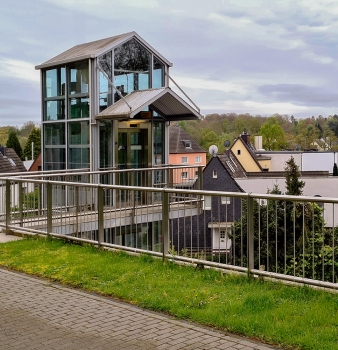 Edelstahlgeländer für barrierefreien Zugang zu U-Bahnhof in Mülheim an der Ruhr