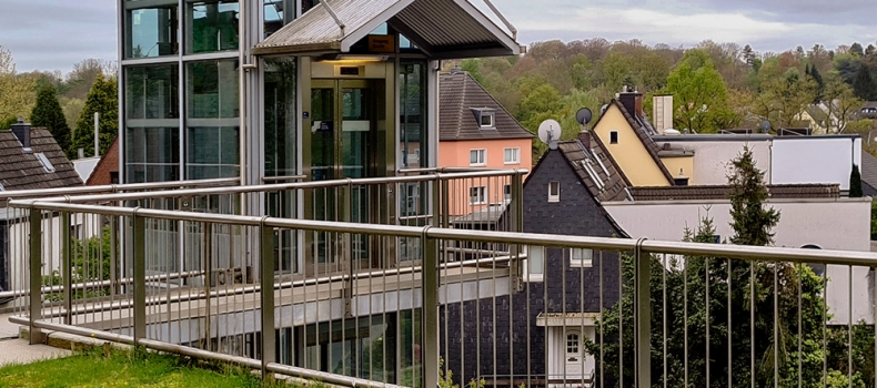Edelstahlgeländer für barrierefreien Zugang zu U-Bahnhof in Mülheim an der Ruhr