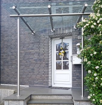 Edelstahl-Vordach mit spezieller Geometrie in Düsseldorf