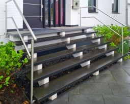 Edelstahl-Geländer für breite Betontreppe in Oberhausen