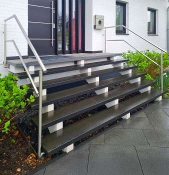 Edelstahl-Geländer für breite Betontreppe in Oberhausen