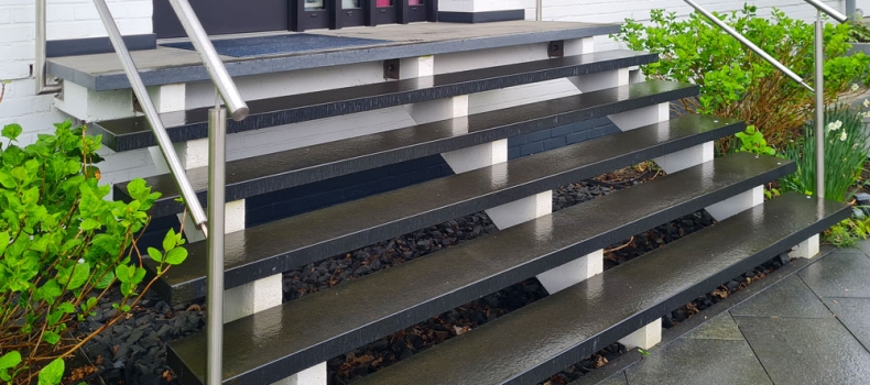 Edelstahl-Geländer für breite Betontreppe in Oberhausen