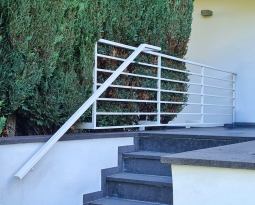 Seitliche Montage statt Bohrlöcher – Geländer in Essen