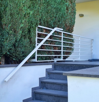 Seitliche Montage statt Bohrlöcher – Geländer in Essen