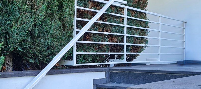 Seitliche Montage statt Bohrlöcher – Geländer in Essen