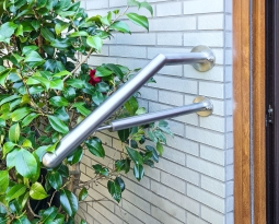 Sicherer Gartenzugang: Freitragender Handlauf in Ratingen