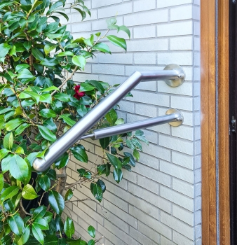 Gartenzugang: Freitragender Handlauf in Ratingen