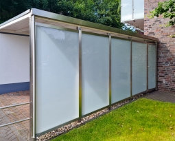 Eleganter Carport aus Edelstahl und Glas in Düsseldorf