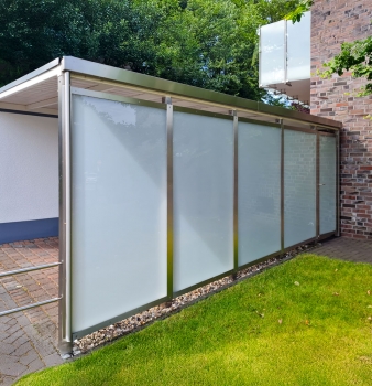 Eleganter Carport aus Edelstahl und Glas in Düsseldorf