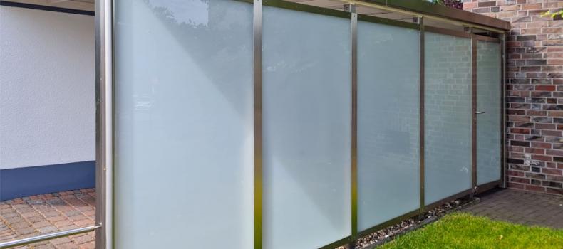 Eleganter Carport aus Edelstahl und Glas in Düsseldorf