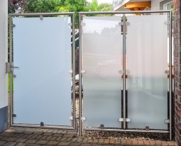 Düsseldorf: Edelstahl-Tor mit Milchglas sorgt für Privatsphäre