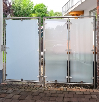 Düsseldorf: Edelstahl-Tor mit Milchglas sorgt für Privatsphäre