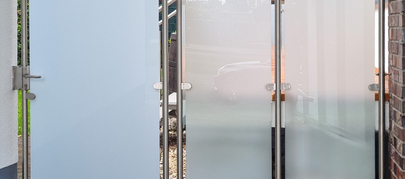 Düsseldorf: Edelstahl-Tor mit Milchglas sorgt für Privatsphäre