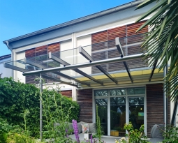 Terrassenvordach mit Sonnenschutz in Düsseldorf