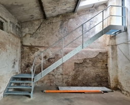 Normgerechte Industrietreppe in Duisburg montiert