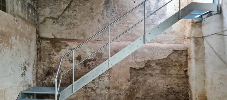 Normgerechte Industrietreppe in Duisburg montiert