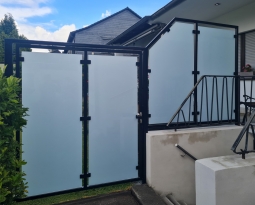 Verzinkte Trennwand mit Tür in Essen montiert