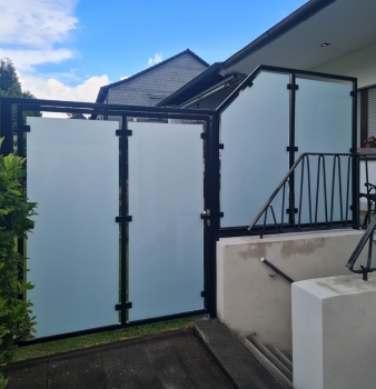 Verzinkte Trennwand mit Tür in Essen montiert