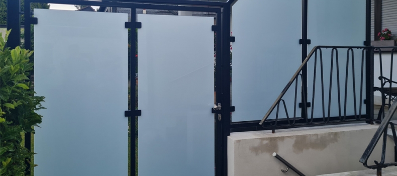 Verzinkte Trennwand mit Tür in Essen montiert