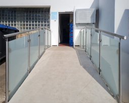 Edelstahlgeländer für Apotheken-Zugang in Duisburg