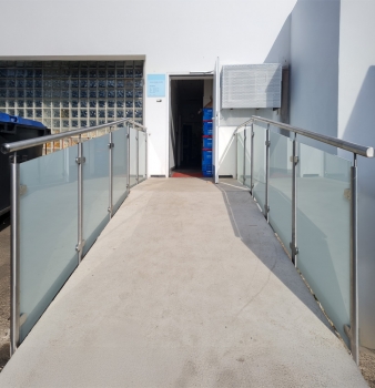 Edelstahlgeländer für Apotheken-Zugang in Duisburg