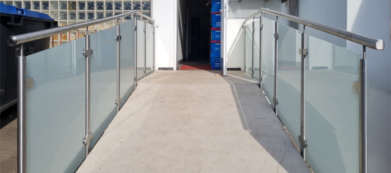 Edelstahlgeländer für Apotheken-Zugang in Duisburg