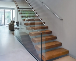 Freitragende Stahl-Holz-Treppe mit Ganzglas-Geländer in Mülheim