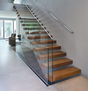 Freitragende Stahl-Holz-Treppe mit Ganzglas-Geländer in Mülheim