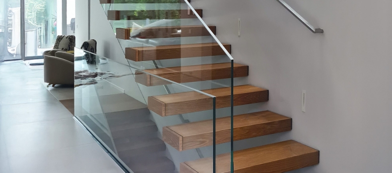 Freitragende Stahl-Holz-Treppe mit Ganzglas-Geländer in Mülheim