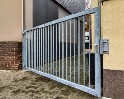 Spezialmontage: Verzinktes Tor für Innenhof in Essen