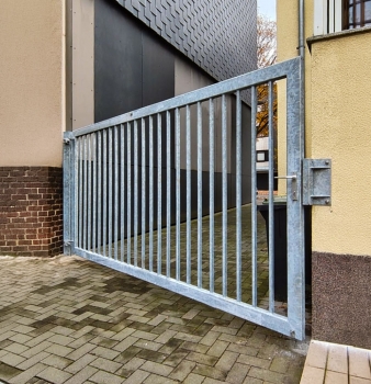 Spezialmontage: Verzinktes Tor für Innenhof in Essen