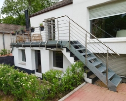 Terrasse trifft Garten: Verzinkte Treppe mit Edelstahl-Geländer