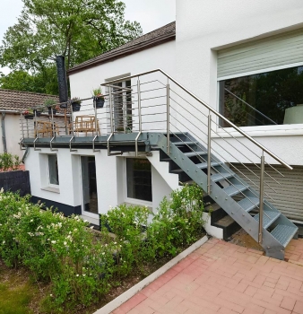 Terrasse trifft Garten: Verzinkte Treppe mit Edelstahl-Geländer