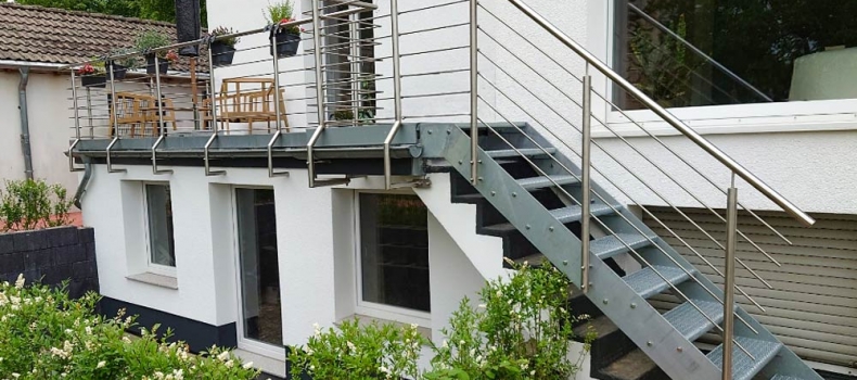 Terrasse trifft Garten: Verzinkte Treppe mit Edelstahl-Geländer