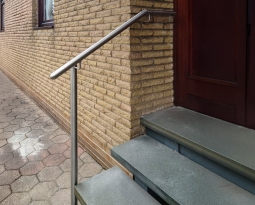 Mülheim an der Ruhr: Edelstahl-Handlauf am Hauseingang