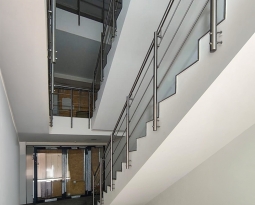 Neubau in Oberhausen bekommt langes Edelstahl-Treppengeländer