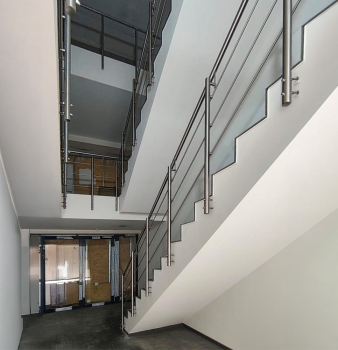 Neubau in Oberhausen bekommt langes Edelstahl-Treppengeländer