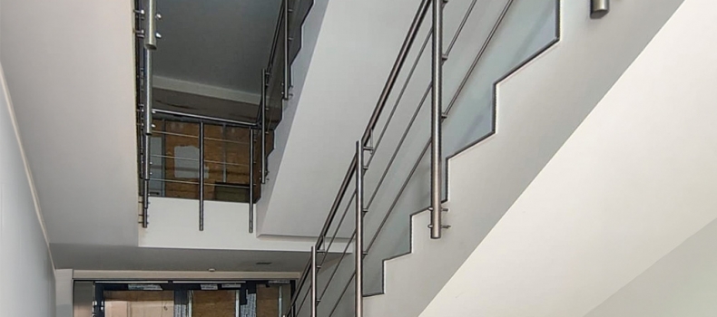 Neubau in Oberhausen bekommt langes Edelstahl-Treppengeländer