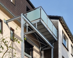Mülheim an der Ruhr: Maßgefertig-<br>ter Balkon in 8,5 Metern Höhe