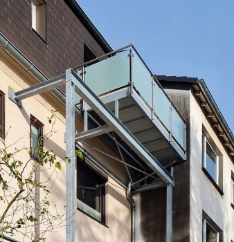 Mülheim an der Ruhr: Maßgefertig-<br>ter Balkon in 8,5 Metern Höhe