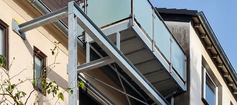 Mülheim an der Ruhr: Maßgefertig-<br>ter Balkon in 8,5 Metern Höhe