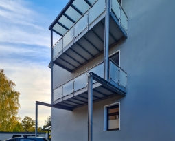 Balkon mit Vordach und Edelstahlgeländer in Moers