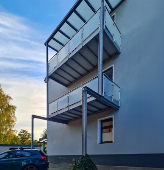 Balkon mit Vordach und Edelstahlgeländer in Moers