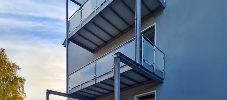 Balkon mit Vordach und Edelstahlgeländer in Moers