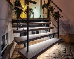 Einzelanfertigung: Treppe mit Edelstahl-Geländer in Duisburg